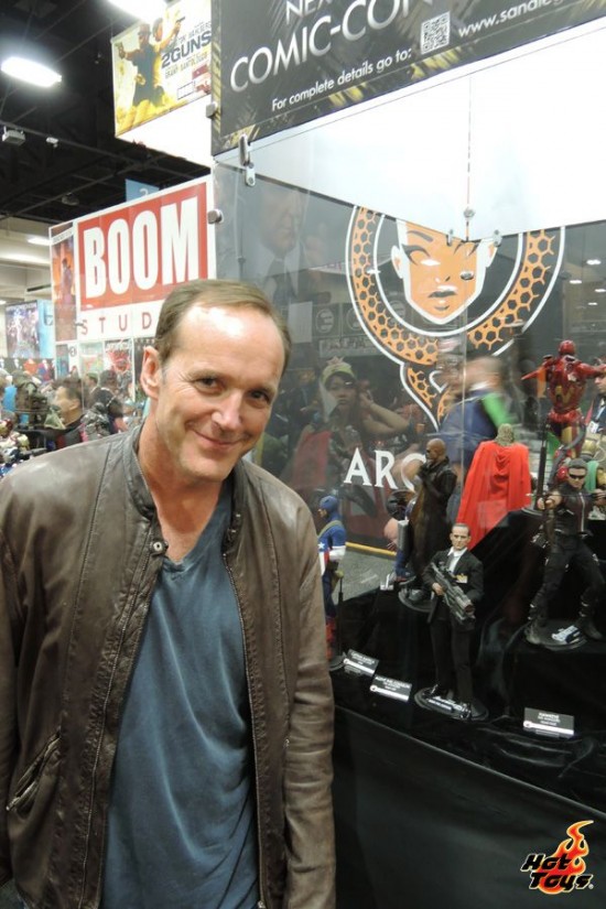 Hot Toys - Agent Coulson with Hot Toys01