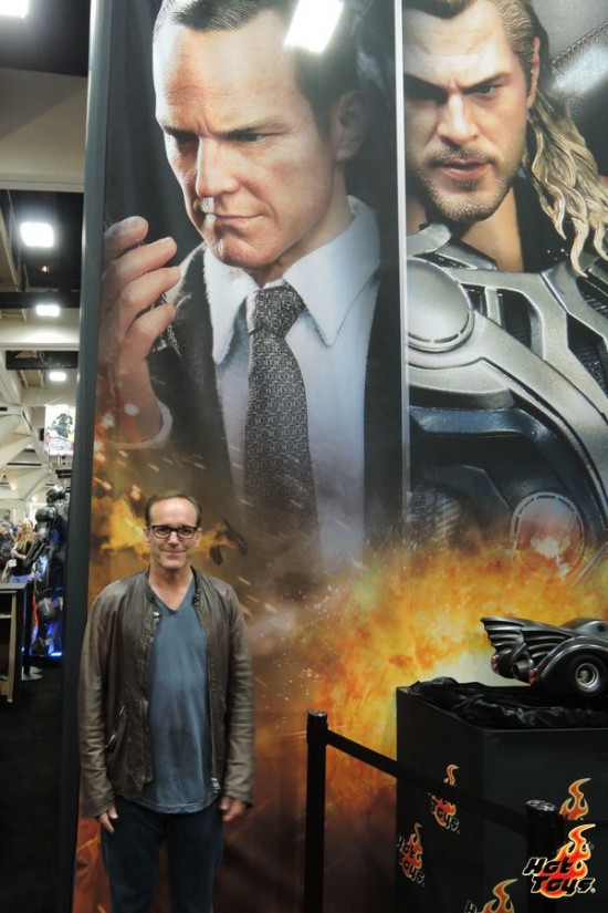 Hot Toys - Agent Coulson with Hot Toys02