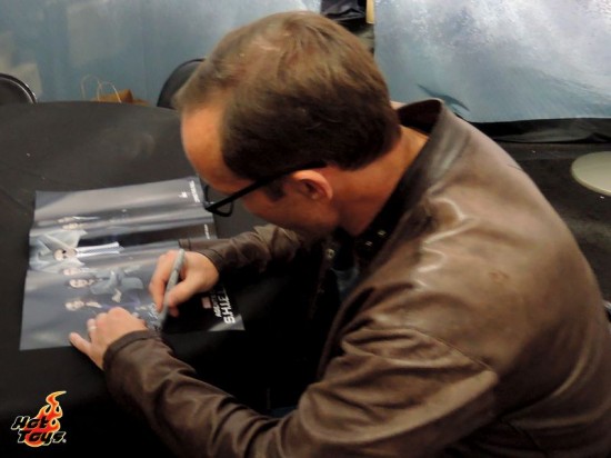 Hot Toys - Agent Coulson with Hot Toys03