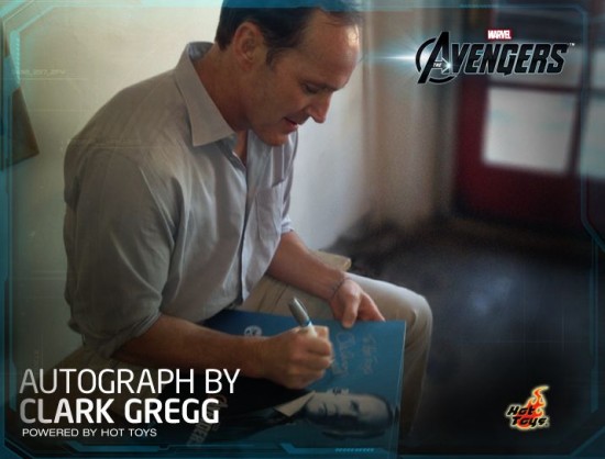 Hot Toys - Autograph by Clark Gregg01