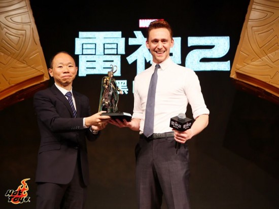 Hot Toys - Mr. Tom Hiddleston with Hot Toys' Loki at Beijing_01