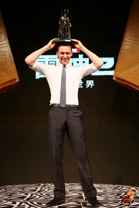 Hot Toys - Mr. Tom Hiddleston with Hot Toys' Loki at Beijing_02