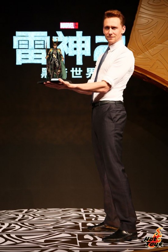 Hot Toys - Mr. Tom Hiddleston with Hot Toys' Loki at Beijing_03