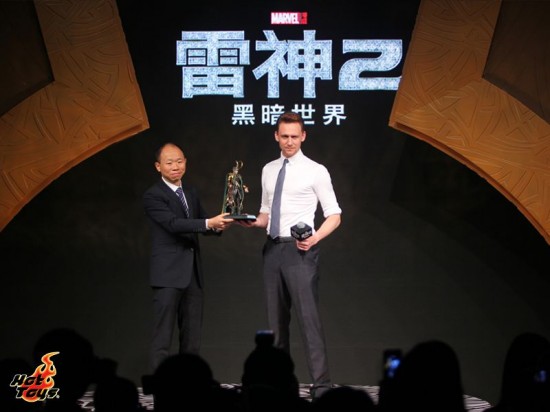Hot Toys - Mr. Tom Hiddleston with Hot Toys' Loki at Beijing_04